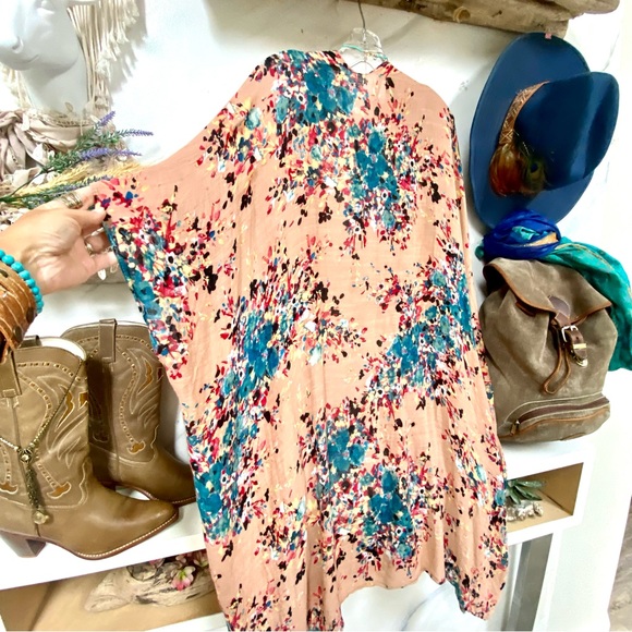 Beautiful floral LOVE Stitch Gypsy floral boho cape/wrap w prairie/country vibe - Picture 7 of 11